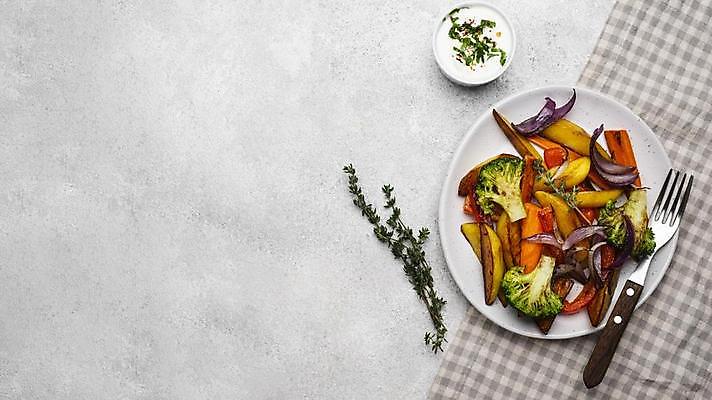 포토 JPG 해외이미지 포크 채소 치즈 요리 사람없음 식탁보 흰배경 건강식 카피스페이스 해외포토 식기 음식 백그라운드 유제품 공백 흰색 파일형식 이미지허브