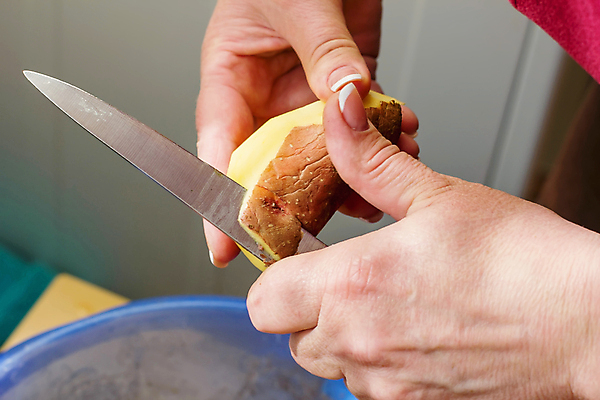 포토 JPG 해외이미지 식물 1 라이프스타일 손 여자 음식 다이어트 채소 손가락 자연 감자 건강 관리 요리 사람 성인 사람없음 가로 주방 요리사 식사 껍질 흰색 기구 신선 업무 칼 닫기 자르기 피부 묘사 준비 유기농 날것 날카로움 생식 해외포토 직업 웰빙 컬러 모션 생활 신체부위 작업 생태계 파일형식 이미지허브