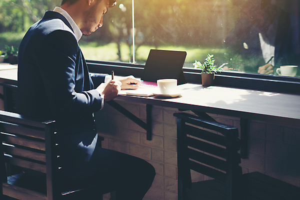 포토 JPG 해외이미지 직업 디자인 남자 커피 비즈니스 노동자 한명 사람 성인 목재 컵 노트북 컴퓨터 알약 상점 공책 카페 업무 작업 비즈니스맨 무선전화기 스마트 단절 프리랜서 해외포토 나무 1 식기 음료 컨셉 재료 문구용품 전자제품 약 직장인 전화기 파일형식 이미지허브