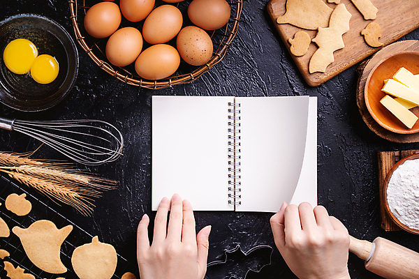 포토 JPG 해외이미지 손 행복 백그라운드 검은배경 프레임 신체부위 책 쿠키 계란 공책 할로윈 잡기 밀가루 쿠키틀 넘기 국경 해외포토 감정 모션 문구용품 디저트 사람 알 검은색 가루 제빵도구 파일형식 이미지허브