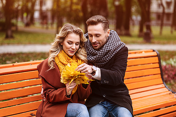 포토 JPG 해외이미지 나무 백인 커플 계절 공원 여자 남자 행복 2 벤치 데이트 관계 포옹 자연 함께함 사랑 한명 사람 앉기 야외 친구 노란색 낭만 쌍 날짜 해외포토 서양인 식물 1 공공시설 감정 컬러 컨셉 의자 안기 모션 생태계 파일형식 이미지허브