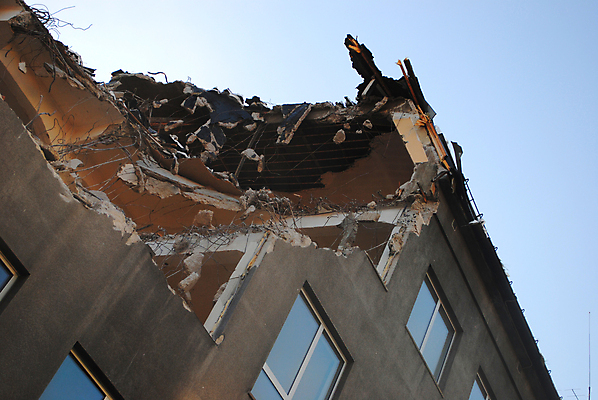 포토 JPG 해외이미지 산업 벽 창문 주택 사람없음 건물 기계 손상 파편 땅 굴착기 버리기 부식 폐허 트랙터 깨짐 해외포토 건축물 컨셉 모션 중장비 농기계 특수차량 파일형식 이미지허브