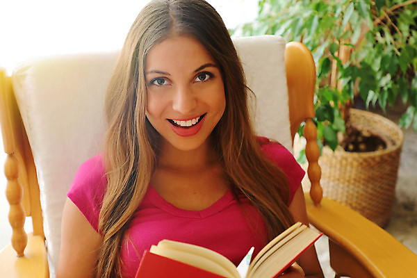 포토 JPG 해외이미지 식물 백인 라이프스타일 긴머리 응시 여자 행복 여유 얼굴 거실 의자 휴식 주택 갈색머리 실내 관리 한명 사람 앉기 책 독서 뷰티 우주 귀여움 콜롬비아 편안함 포르투갈 긍정 히스패닉 프랑스어 스페인어 혼자 브라질사람 안락 해외포토 서양인 문자 1 헤어스타일 시선 감정 유럽 가구 컨셉 모션 내부 건물 생활 신체부위 감각 남아메리카 파일형식 이미지허브