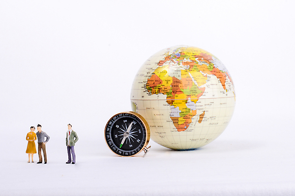 포토 JPG 해외이미지 실내 사람없음 지구본 미니어처 나침반 흰배경 인물미니어처 해외포토 백그라운드 내부 모형 흰색 파일형식 이미지허브