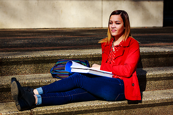 포토 JPG 해외이미지 백인 학생 여자 대학생 북아메리카 갈색머리 한명 야외 가로 컬러풀 미국 봄 대학교 카피스페이스 해외포토 서양인 1 헤어스타일 계절 컬러 학교 아메리카 사람 공백 파일형식 이미지허브