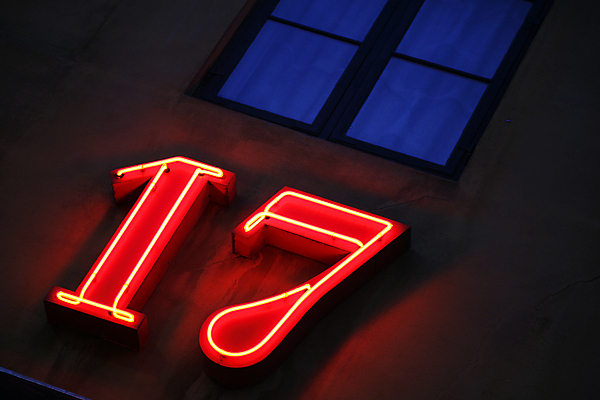 포토 JPG 해외이미지 건축양식 창문 덴마크 사람없음 야외 가로 빨간색 파란색 빛 숫자 식당 황혼 활발 바 야간 무서움 사인 네온 썩음 코펜하겐 해외포토 자연요소 문자 건축 감정 컬러 컨셉 북유럽 상점 일몰 파일형식 이미지허브