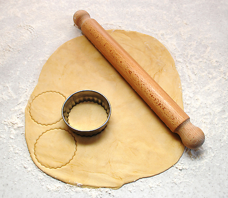 포토 JPG 해외이미지 모양 음식 요리 사람없음 목재 금속 장비 공구 원형 플랫 자르기 굽기 오브젝트 준비 날것 반죽 밀가루 밀대 생식 정물화 커터 페스츄리 핸드메이드 해외포토 도형 나무 빵 재료 모션 재질 주방용품 도구 가루 구이 그림 파일형식 이미지허브