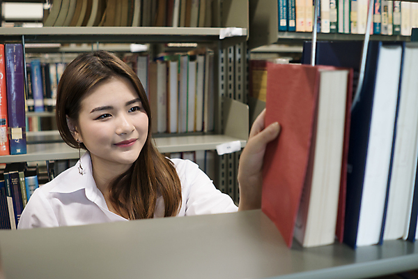 포토 JPG 해외이미지 학생 여자 교육 행복 백그라운드 컨셉 학교 한명 사람 동양인 성인 책 스터디 도서관 읽기 대학교 발견 해외포토 1 감정 모션 인종 학습 파일형식 이미지허브