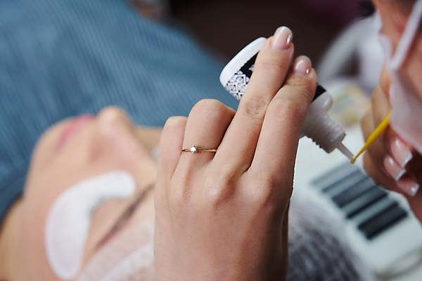 포토 JPG 해외이미지 손 여자 얼굴 한명 근접촬영 성인 신체부위 뷰티 속눈썹 시술 성인여자한명만 해외포토 1 뷰포인트 사람 눈썹 여자한명만 성인여자만 파일형식 이미지허브