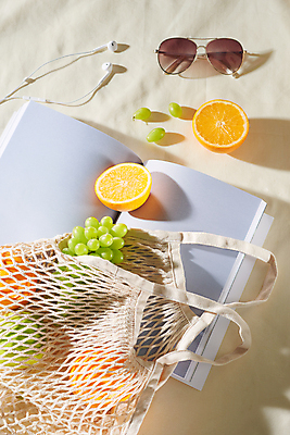 포토 JPG 해외이미지 이어폰 오렌지 단면 사람없음 책 빛 하이앵글 선글라스 흰배경 담기 청포도 네트백 해외포토 안경 뷰포인트 음향기기 백그라운드 가방 과일 모션 포도 흰색 파일형식 이미지허브