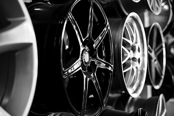 포토 JPG 해외이미지 디자인 산업 교통시설 자동차 새로움 기술 종류 사람없음 세일 상점 금속 검은색 운전 바퀴 원형 가장자리 수리 묘사 오브젝트 진열장 타이어 알루미늄 자동 스타일 해외포토 도형 육상교통 컬러 교통 컨셉 모션 재질 둘레 시설 파일형식 이미지허브