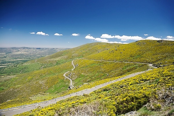 포토 JPG 해외이미지 구름 유럽 도로 길 선 여행 곡선 교통시설 자연 하늘 산 안테나 풍경 사람없음 야외 가로 초록색 파란색 노란색 운전 흰색 시골 스페인 위험 아스팔트 좁은 장면 S 길가 루트 방법 선로 수평선 해외포토 자연요소 알파벳 나라 컬러 교통 컨셉 통신 모션 시설 생태계 파일형식 이미지허브