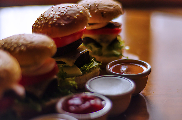 포토 JPG 해외이미지 패스트푸드 실내 사람없음 햄버거 인스턴트 정크푸드 소프트포커스 일렬 종지 갈색배경 해외포토 그릇 음식 백그라운드 촬영기법 내부 갈색 파일형식 이미지허브