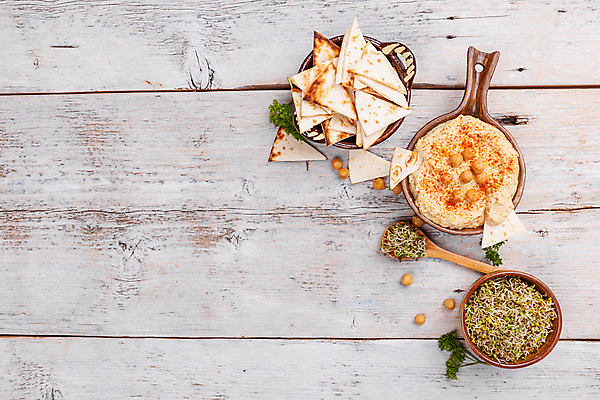 포토 JPG 해외이미지 실내 사람없음 하이앵글 프라이팬 나무숟가락 나무그릇 병아리콩 중동음식 피타 카피스페이스 나무배경 훔무스 해외포토 그릇 음식 빵 뷰포인트 백그라운드 주방용품 콩 내부 목재 숟가락 공백 파일형식 이미지허브