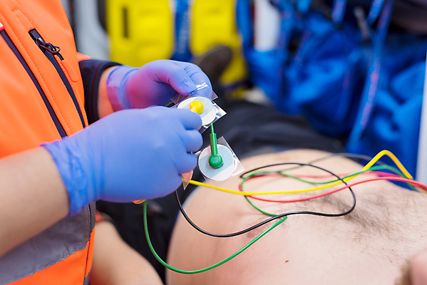 포토 JPG 해외이미지 백인 직업 남자 신체 건강 병원 한명 사람 약 모니터 진료 방 고통 장비 시험 환자 간호사 의사 기구 하트 심장 긴급 맥박 질병 구급차 궤 돌봄 센서 심장병 심전도 해외포토 모양 서양인 1 교육 감정 의학 모션 자동차 컴퓨터 의료진 장기_의학 파일형식 이미지허브