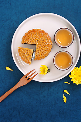 포토 JPG 해외이미지 꽃 디저트 실내 사람없음 하이앵글 찻잔 파란배경 나무포크 월병 해외포토 식물 음식 뷰포인트 백그라운드 포크 잔 내부 파란색 과자 중국전통 파일형식 이미지허브