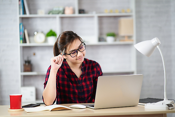 포토 JPG 해외이미지 직업 여자 교육 행복 생각 인터넷 비즈니스 성공 모바일 거리 주택 직장 실내 한명 앉기 동양인 노트북 스마트폰 인테리어 컴퓨터 일본 공책 거래 램프 업무 비즈니스우먼 바이러스 암호 상인 종업원 면접 방송 온라인 그래픽디자이너 소셜 소셜미디어 프리랜서 해외포토 1 디자인 감정 아시아 컨셉 회사 모션 문구용품 조명 사람 인종 내부 건물 전자제품 핸드폰 스마트기기 작업 직장인 디자이너 파일형식 이미지허브