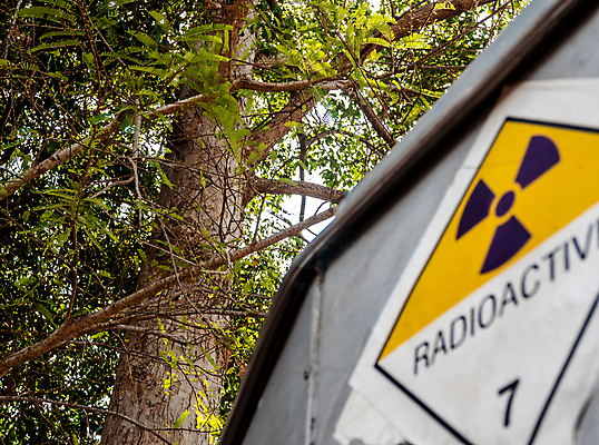 포토 JPG 해외이미지 접시 산업 백그라운드 스티커 교실 교통시설 경고 안전 사람없음 노란색 라벨 문 환경 정보 화물 흰색 위험 컨테이너 심볼 사인 보안 짐차 7 방사능 방사선 알루미늄 옛날 해외포토 식기 교육 컬러 교통 컨셉 학교 자동차 프레임 숫자 운송업 시설 파일형식 이미지허브