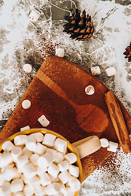 포토 JPG 해외이미지 회색배경 실내 따뜻함 사람없음 하이앵글 머그컵 달콤 솔방울 감성 코코아 마시멜로우 나무도마 시나몬스틱 코코아가루 해외포토 음료 뷰포인트 백그라운드 컨셉 디저트 도마 내부 목재 컵 회색 맛 가루 시나몬 파일형식 이미지허브