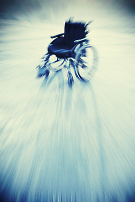 포토 JPG 해외이미지 이동 의자 교통시설 모바일 건강 사람없음 파란색 빛 약 맑음 고통 장비 긴급 도움 바퀴 복도 질병 소프트포커스 장애인 사건 기적 오브젝트 휠체어 장애 돌봄 무료 블러 정형외과 지원 치유 헬프 접근 해외포토 감정 컬러 가구 교통 컨셉 의학 모션 날씨 촬영기법 병원 시설 파일형식 이미지허브