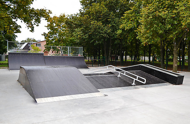 포토 JPG 해외이미지 1 라이프스타일 공원 남자 행복 어린이 스포츠 포즈 장난 관계 거리 함께함 매달리기 사람 경사 소년 사람없음 야외 10대 운동 유행 스케이트 도시 스케이트보드 바퀴 승차 헬멧 순환 스케이트장 라이더 바이킹 스타일 힙스터 해외포토 공공시설 패션 감정 스포츠용품 컨셉 스포츠시설 모션 청소년 건강 생활 보드_스포츠 보호장비 파일형식 이미지허브