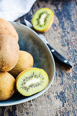 포토 JPG 해외이미지 그릇 단면 실내 키위 사람없음 나이프 담기 슬라이스 나무배경 해외포토 식기 백그라운드 과일 모션 내부 칼 파일형식 이미지허브