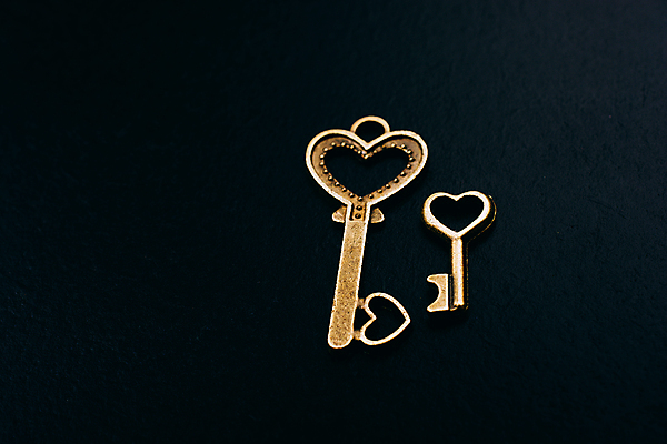 포토 JPG 해외이미지 백그라운드 사람없음 검은색 하트 황금열쇠 해외202004 해외포토 모양 컬러 열쇠 파일형식 이미지허브