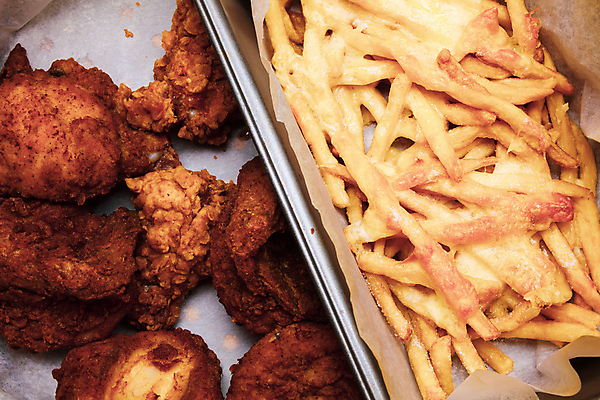 포토 JPG 해외이미지 실내 사람없음 치킨 프라이드치킨 감자튀김 담기 종이호일 바삭바삭 해외포토 컨셉 모션 감자 내부 튀김 닭고기요리 파일형식 이미지허브