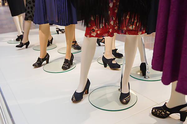 포토 JPG 해외이미지 모델 옷 여자 산업 문화 인형 신발 비즈니스 바닥 사람없음 가로 쇼핑 치마 뷰티 유행 상점 수확 직물 우아함 마네킹 플라스틱 디자이너 쇼핑몰 복고 옷입기 소매 구식 쇼퍼홀릭 인공 줄서기 스타일 해외포토 직업 컨셉 농업 모션 재질 하의 사람 파일형식 이미지허브