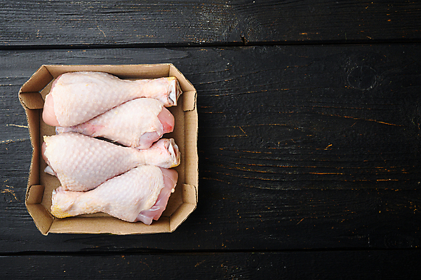포토 JPG 해외이미지 실내 사람없음 하이앵글 닭고기 신선 종이상자 담기 날것 닭다리 생닭 카피스페이스 나무배경 해외포토 뷰포인트 백그라운드 모션 육류 내부 상자 공백 닭 파일형식 이미지허브