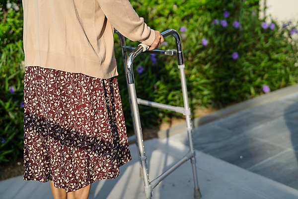 포토 JPG 해외이미지 백인 공원 여자 노년 행복 할머니 주택 건강 병원 미소 웃음 사람 동양인 성인 사람없음 치료 약 걷기 산책 고통 환자 간호사 도움 장애인 은퇴 간호 만족 장애 돌봄 옛날 재활 해외포토 서양인 공공시설 감정 컨셉 의학 모션 휴식 표정 인종 건물 의료진 파일형식 이미지허브