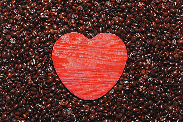 포토 JPG 해외이미지 실내 사람없음 목재 하이앵글 원두 하트 가득함 해외포토 모양 나무 커피 뷰포인트 재료 내부 파일형식 이미지허브