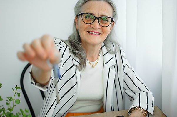 포토 JPG 해외이미지 백인 직업 라이프스타일 여자 행복 안경 컨셉 비즈니스 열쇠 새로움 아파트 주택 한명 사람 성인 사무실 뷰티 재킷 거래 비즈니스우먼 재산 구매 중개인 고객 투자 대출 렌탈 부동산중개인 옛날 진짜 해외포토 서양인 1 잡화 감정 부동산 건물 생활 금융 쇼핑 외투 직장인 파일형식 이미지허브