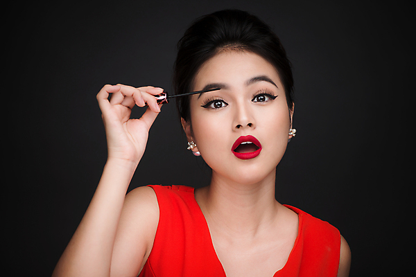 포토 JPG 해외이미지 응시 여자 검은배경 실내 입벌림 한명 들기 동양인 상반신 성인 앞모습 뷰티 놀람 마스카라 아이메이크업 성인여자한명만 해외포토 1 시선 감정 뷰포인트 백그라운드 모션 표정 사람 인종 내부 화장 검은색 화장품 여자한명만 성인여자만 파일형식 이미지허브