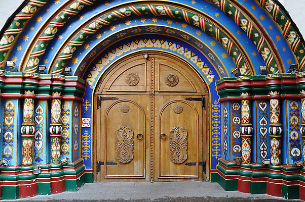 포토 JPG 해외이미지 전통 외관 벽 조각 미술 사람없음 건물 목재 갈색 교회 문 검은색 방 커튼 그리기 역사 묘사 그림 아치 대문 러시아 고물 러시아인 해외포토 서양인 나무 건축물 유럽 컬러 재료 종교건축 모션 문화예술 파일형식 이미지허브