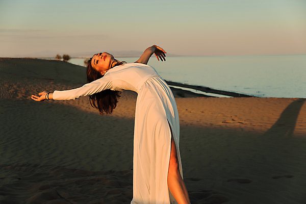 포토 JPG 해외이미지 라이프스타일 드레스 여자 행복 모래 포즈 이동 청소년 자연 건강 미술 한명 사람 동양인 야외 모래사장 운동 햇빛 뷰티 일출 침묵 일몰 연주자 댄서 사막 흰색 춤 우아함 집중 발레 연습 발레리나 단아함 카피스페이스 해외포토 직업 1 옷 감정 바다 컬러 컨셉 문화예술 인종 생활 태양 노을 소리 공백 음악가 생태계 파일형식 이미지허브