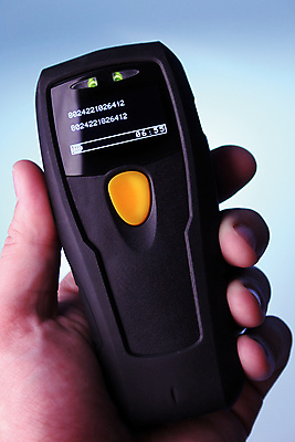 포토 JPG 해외이미지 손 선 비즈니스 손바닥 사람 사람없음 파란색 빛 쇼핑 독서 숫자 라벨 세일 상점 디지털 검은색 자료 장비 정보 바 시장 암호 구매 상품 계산대 창고 바코드 전자 소매 고립 센서 스캐너 스캔 입력 자동 적외선 조작 체크아웃 코딩 해외포토 문자 컬러 프레임 신체부위 컴퓨터교육 파일형식 이미지허브