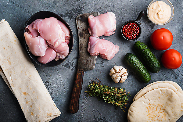 포토 JPG 해외이미지 그릇 빵 토마토 회색배경 오이 실내 마늘 사람없음 하이앵글 닭고기 신선 날것 후추 식칼 백리향 소스통 해외포토 식기 음식 뷰포인트 백그라운드 채소 주방용품 통 육류 내부 회색 소스_음식 향신료 파일형식 이미지허브