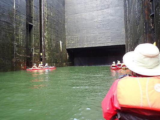 포토 JPG 해외이미지 오렌지 사람없음 물 강 문 보트 잠금 카약 뱃놀이 해외포토 자연요소 배_교통 과일 전통놀이 수상스포츠 보안 파일형식 이미지허브