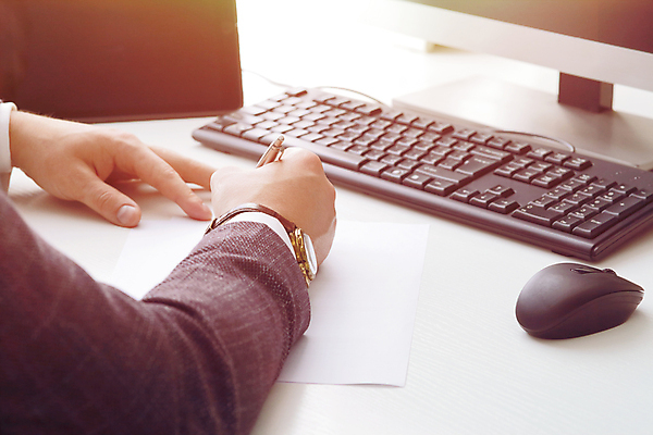 포토 JPG 해외이미지 백인 직업 라이프스타일 응시 남자 행복 비즈니스 사업가 통신 성공 노동자 직장 실내 사람 앉기 정장 여러명 성인 컴퓨터 사무실 스크린 업무 작업 비즈니스맨 자신감 종업원 스마트 책상 온라인 해외포토 서양인 시선 옷 감정 가구 다수 컨셉 회사 모션 내부 생활 전자제품 직장인 파일형식 이미지허브