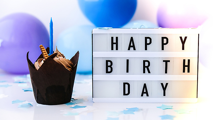 포토 JPG 해외이미지 실내 사람없음 생일 컵케이크 흰배경 생일축하 풍선 라이트박스 해피버스데이 해외포토 기념일 백그라운드 내부 케이크 흰색 축하 파일형식 이미지허브