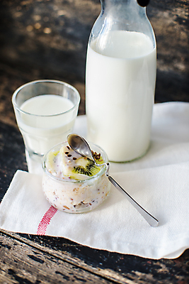 포토 JPG 해외이미지 실내 키위 사람없음 숟가락 우유 우유병 유리그릇 요거트 건강식 우유잔 나무배경 해외포토 그릇 음식 백그라운드 과일 유리 병_용기 잔 유제품 수저 내부 파일형식 이미지허브