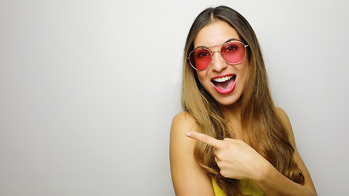 포토 JPG 해외이미지 백인 라이프스타일 헤어스타일 응시 드레스 여자 행복 안경 포즈 백그라운드 장난 손가락 관리 한명 미소 웃음 인종 성인 선글라스 뷰티 노란색 세일 카메라 우주 엄지손가락 수확 가리킴 복고 상승 히스패닉 스타일 카피스페이스 브라질사람 해외포토 서양인 1 손 시선 잡화 옷 감정 컬러 컨셉 농업 표정 사람 손짓 생활 전자제품 공백 파일형식 이미지허브