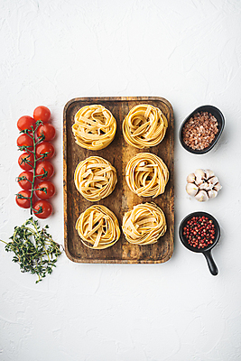 포토 JPG 해외이미지 식재료 방울토마토 실내 마늘 사람없음 하이앵글 허브 흰배경 나무쟁반 통후추 파스타면 플랫레이 탈리아텔레 핑크솔트 해외포토 식물 뷰포인트 백그라운드 토마토 채소 쟁반 파스타 내부 목재 흰색 면류 플랫 소금 후추 파일형식 이미지허브