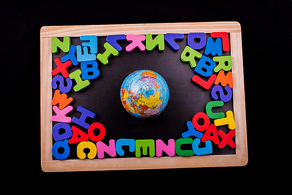 포토 JPG 해외이미지 알파벳 검은배경 실내 영어교육 사람없음 하이앵글 지구본 블록 교구 미니칠판 해외포토 영어 교육 뷰포인트 백그라운드 내부 검은색 칠판 파일형식 이미지허브