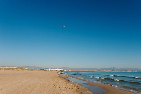 포토 JPG 해외이미지 모래 바다 사람없음 가로 모래사장 햇빛 맑음 침묵 만 스페인 지중해 휴양지 제트기 이륙 대패 알리칸테 해외포토 유럽 날씨 비행기 태양 소리 장소 파일형식 이미지허브