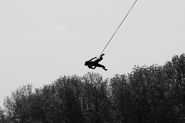 포토 JPG 해외이미지 실루엣 밧줄 스포츠 포즈 사람 사람없음 공중 점프 자유 용기 코드 떨어짐 목표 소프트포커스 위험 속도 특별함 해외포토 그릇 줄 컨셉 모션 촬영기법 파일형식 이미지허브