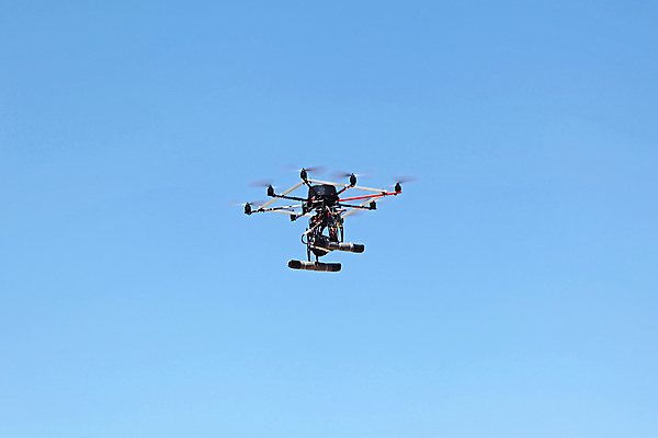 포토 JPG 해외이미지 모션 하늘 안테나 사람없음 카메라 칼날 드론 제어 조작 해외포토 통신 전자제품 파일형식 이미지허브