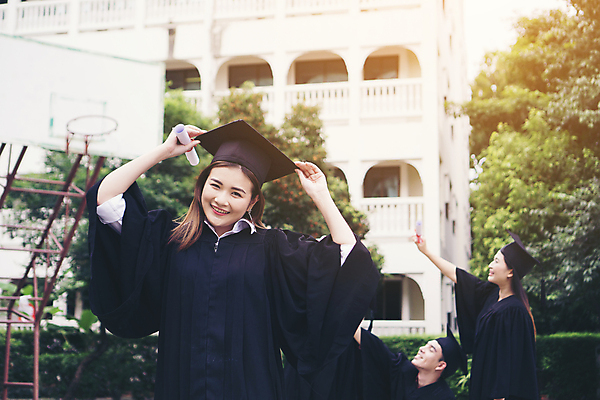 포토 JPG 해외이미지 학생 교육 행복 졸업 학교 성공 미소 야외 세명 축하 가운 그룹 졸업장 대학교 총각 캡모자 해외포토 모자_잡화 옷 감정 컨셉 표정 사람 파일형식 이미지허브