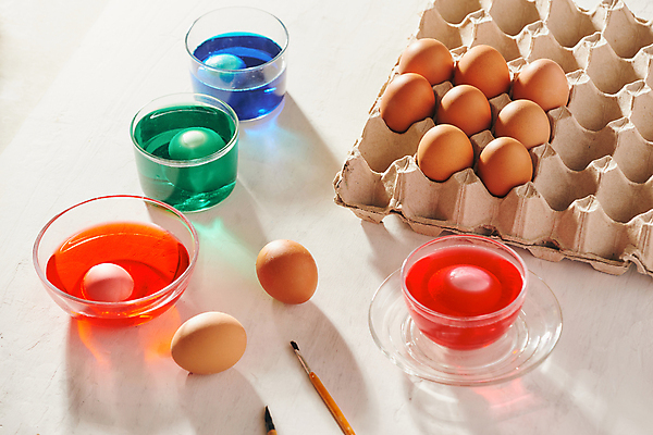 포토 JPG 해외이미지 실내 사람없음 계란 물감 붓 흰배경 담기 유리그릇 염색 계란판 해외포토 그릇 백그라운드 모션 유리 내부 알 미술도구 흰색 파일형식 이미지허브
